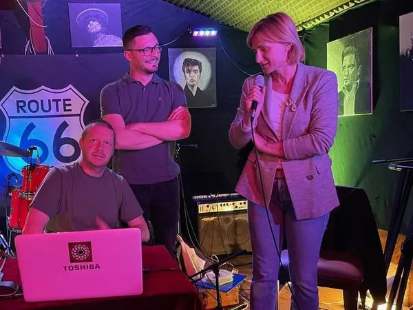 Gošća kviza s mikrofonom na pozornici u Route 66