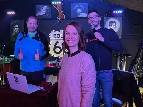Voditelji kviza i gošća na pozornici u Route 66