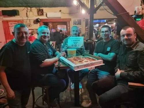 Ekipa s pizzom i priznanjem za pobjedu na kvizu