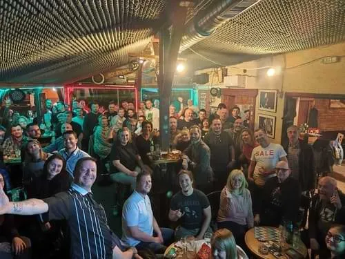 Puna sala na pub kvizu paMETALAC u Route 66