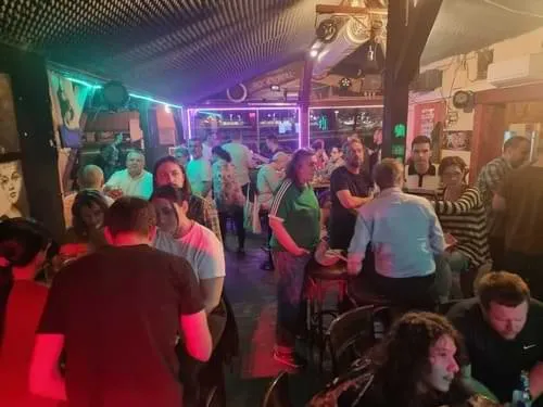 Ekipe za stolovima tijekom kviza u Route 66