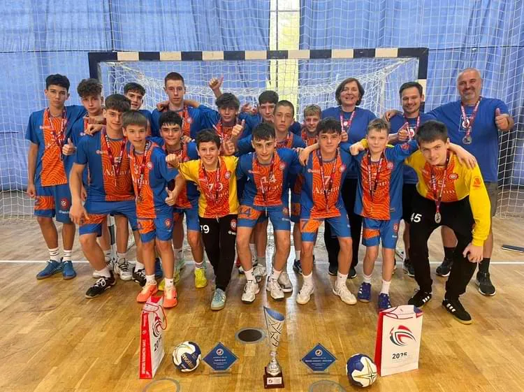 Metalčeva ekipa u plavo-narančastim dresovima s medaljama i peharima