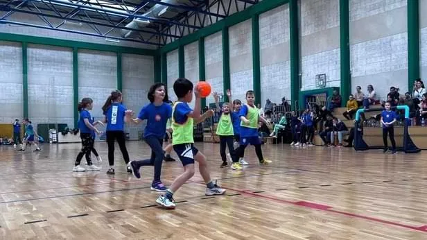 Mladi rukometaši u igri tijekom mini rukometne utakmice