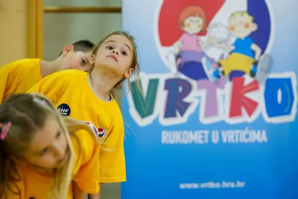 Djeca u žutim majicama Vrtko vježbaju u vrtiću
